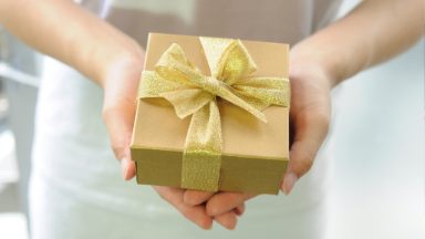 Zdjęcie artykułu Czy_pracodawca_powinien_naliczyc_wplaty_do_PPK_od_przekazanych_pracownikom_kart_podarunkowych